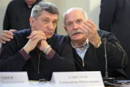Александр Сокуров попросил Никиту Михалкова помочь отменить цензуру в кино. Тот ответил, что это не в его полномочиях